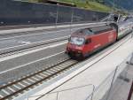 Eine RE 460 zieht einen NEAT-Express gebildet aus einem SBB-Dosto in den LtschbergBasistunnel nach Visp-Brig.
