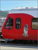 Die beliebten Bernhardiner Hunde schmcken den RABe 527 513, der als Saint-Bernard Express am 03.08.08 im Bahnhof von Martigny stand.