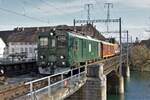 Der De 4/4 259 von den Vereinigten Huttwil Bahnen (VHB) mit einem Extrazug beim Passieren der Aarebrücke Solothurn am 4.