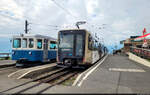 Zeitgleich angekommen: Bhe 4/6 42  Victor Hugo  und Steuerwagen 22 im Bahnhof Rigi Kulm (CH).