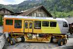 Der Transport mit der ersten Zughälfte des Be 4/6 101  Eiger  am 13.5.24 zwischen den Häusern von Lauterbrunnen.