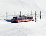 Der Triebzug der Jungfraubahn hat vor ein paar Minuten die Station Kleine Scheidegg (2061 müM) verlassen und fährt mitten im Schnee nach Eigergletscher.
