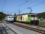 Goldenpass MOB - Fotoextrafahrt mit dem Be 4/4 1003 mit Kreuzung an der Spitze die Lok GDe 4/4 6006 mit Schnellzug im Bahnhof von Schönried am 26.08.2017