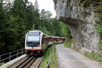 Zentralbahn-Zug 150 101 nach Luzern im Abstieg von der Brünig-Hasliberg Passhöhe nach Lungern.