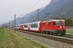 Die Ge 4/4 II 627 zieht am 29.03.2022 den Glacier-Express in Richtung Chur