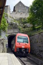 LAUFEN-UHWIESEN (Kanton Zürich), 12.05.2023, ein Doppelstock-Steuerwagen als S33 der S-Bahn Zürich nach Schaffhausen legt sich bei der Ausfahrt aus dem Haltepunkt Schloss Laufen Rheinfall