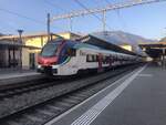  Der Tilo ETR 524 307 am 17.10.23 im Bahnhof Bellinzona als S20 Richtung Castione-Arbedo              