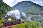 Die beiden Schnellzugsdampflokomotiven 01 202 und die 01 150 dampfen in Doppeltraktion mit ihrem Sonderzug bei minütlich wechselndem Wetter von Sonne,Wolken und Regen der Sonnenstube der Schweiz