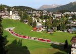 Regionalzug von Arosa nach Chur hat soeben den Tunnel beim Bahnhof Arosa verlassen und fährt talwärts Richtung Chur.