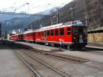 Bernina Bahn,Schnellzug nach St.Moritz in Poschiavo am 11.04.03