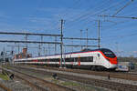 RABe 501 025-7 Giruno durchfährt am 25.03.2024 den Bahnhof Muttenz.