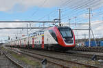 RABe 502 208-7 Twindexx durchfährt am 23.02.2024 den Bahnhof Muttenz.