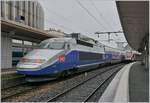 Während der SNCF TGV 6972 in Annecy auf die Abfahrt nach Paris Gare de Lyon wartet, steht im Hintergrund der SBB CFF LEX 522 219 als SL2 23425 nach Coppet bereit.