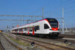 RABe 523 040, auf der S1, fährt am 08.03.2024 beim Bahnhof Muttenz ein.