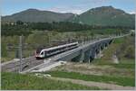 Ein RABe 524 ist als TILO S-Bahn auf dem Weg nach Varese und verlässt die 438 Meter lange Bevera Brücke.