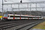 RBDe 560 288-3, auf der S29, verlässt am 12.02.2024 den Bahnhof Brugg.