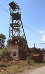 In Aleksinac/Serbien erinnern der Förderturm und eine völlig verrostete Elektrolokomotive im Juni 2000 an den früheren Bergbau.
