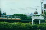 Zug K der SDC Sentosa Monorail am 08.Mai 2002 kurz nach der Cable Car Station 4 bei der Sentosa Station der Singapore Cable Car MFLG Mount Faber-Linie.