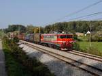 Die 363 014 mit einem Stahlzug am 05.10.2017 unterwegs bei Spodnja Brežnica.