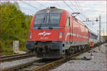 SŽ 514-012 zieht LkW-Zug durch Maribor-Tabor Richtung Wels.