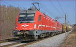 SŽ 541-102 zieht Güterzug durch Maribor-Tabor Richtung Süden.