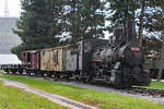 Die Dampflokomotive 97-028 mit einem Güterzug.