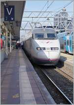 Der RENFE AVE 100 221-1 (9 6 71 9-100 221-1) steht in Lyon Part Dieu und wartet auf die Abfahrt als RENFE AVE 9742 (ab 14:32) nach Barcelona Sants (an 19:34).