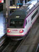 104 AVE der RENFE im Bahnhof von Crdoba zur Weiterfahrt nach Sevilla.