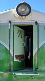Eine offene Tür offenbart einen unverfänglichen Blick in das Innere der Diesellokomotive Renfe 7807  Panchorga  (278-007).