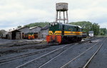 Ein Blick in das Depotgelände von Ponferrada mit der Diesellok 1002 und einer weiteren Diesellok am 04.05.1984.