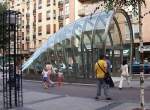Eingang zur Metro-Station Indautxu im Centrum von Bilbao, im Volksmund  Forsteritos  genannt, entworfen ebenso wie die U-Bahn-Stationen der Metro vom englischen Stararchitekten Norman Forster und