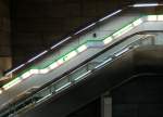 Lichtbnder, Edelstahl und nackter Beton: die Stationen der Metro von Sevilla sind kompromisslos modern gestaltet.