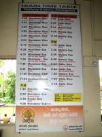 Bahnhof Aluthgama (Sri Lanka): emalierte Abfahrttafel aller Zge, links Richtung Colombo, rechts in Richtung Galle-Matara.