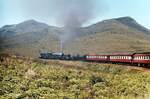 Beyer-Garratt-Lokomotiven der South African Railways: Zwischen George an der Garden Route in der Kapprovinz und Oudshoorn in der Kleinen Karoo bilden die bis zu 1.500 hohen Outeniqua Mountains ein nur