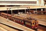Ein Vorortzug mit Triebwagen 1647 im November 1976 im Bahnhof Johannesburg.
