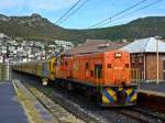 36-014 schleppt am 26.07.2014 einen vermutlich defekten Metrorail Triebzug von Simonstown durch Fish Hoek in Richtung Kapstadt