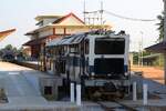Am 09.Dezember 2023 waren in der Nong Pla Lai Station einige, für den 2 gleisigen Ausbau der Southern Line benötigte Bahndienstfahrzeuge zu sehen, sowie wie die Stopfmaschine TP-02 von AS