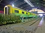Der vermutlich sauberste Zug der Welt, der Zug von Knig Bhumibol stand vor seinem Geburtstag mehrere Tage lang im Bahnhof Hualamphong ausgestellt, von Scheinwerfern beleuchtet und mit Blumen