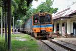Der nur am Wochenende verkehrender Excursion-Train, im Bild als SRT THN 1124 Exursion Train 909 Bangkok-Nam Tok, beim 30-minütigem Halt im Bahnhof Saphan Kwai Yai bei Kanchanaburi.