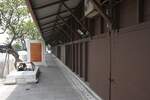 Von den 3 Lagerhäuser der 2003 geschlossenen alten Thon Buri Station sind noch 2 erhalten und unter Denkmalschutz gestellt.