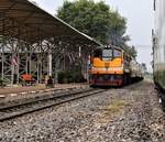 Lokwechsel SRT: Die GEK 4017 der den ORD 486 aus Nam Tok nach Wangyen brachte, hatte unerklärlicherweise den Zug verlassen.