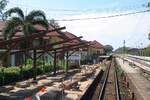 Am 08.Dezember 2023 wird im Zuge des 2 gleisigen Ausbaues der Southern Line in der Bang Saphan Yai Station der südliche Teil des Hausbahnsteiges der alten Station abgetragen um Platz für den