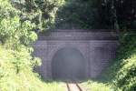 Die Abgase der ALS 4124 qualmen gewaltig dem Nordportal des Chong Khao Tunnel.