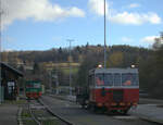 Ein MUV mit Kran fährt in den Bahnhof Vimperk ein.