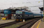 Die ETCS Werbelok 362 027 am R in Brno hlavní nádraží kurz vor der Abfahrt.