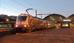 Die Werbelok 380 011 am EC 275 von Prag nach Budapest steht am 28.12.2023 im Bahnhof Prag hlavni nadrazi.