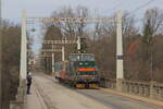 Die 113 002 mit dem OS in Bechyne auf der Brücke über die Luznice auf dem Weg nach Tabor.