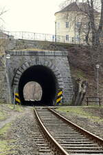 Ein kleiner Tunnel findet sich zwischen den Stationen Loket und Loket předměstí im Tal der Ohře.