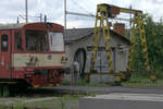 Ein Portalkran im DKV Klatovy, links ein TW der Baureihe 810.