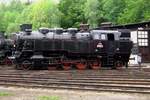 Seitenblick auf 433 049 ins Eisenbahnmuseum in Luzna u Rakovnika, am 13 Mai 2012 gemacht.